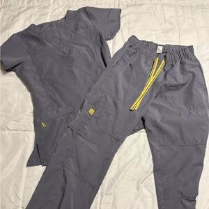 Wonderwink XS scrub set